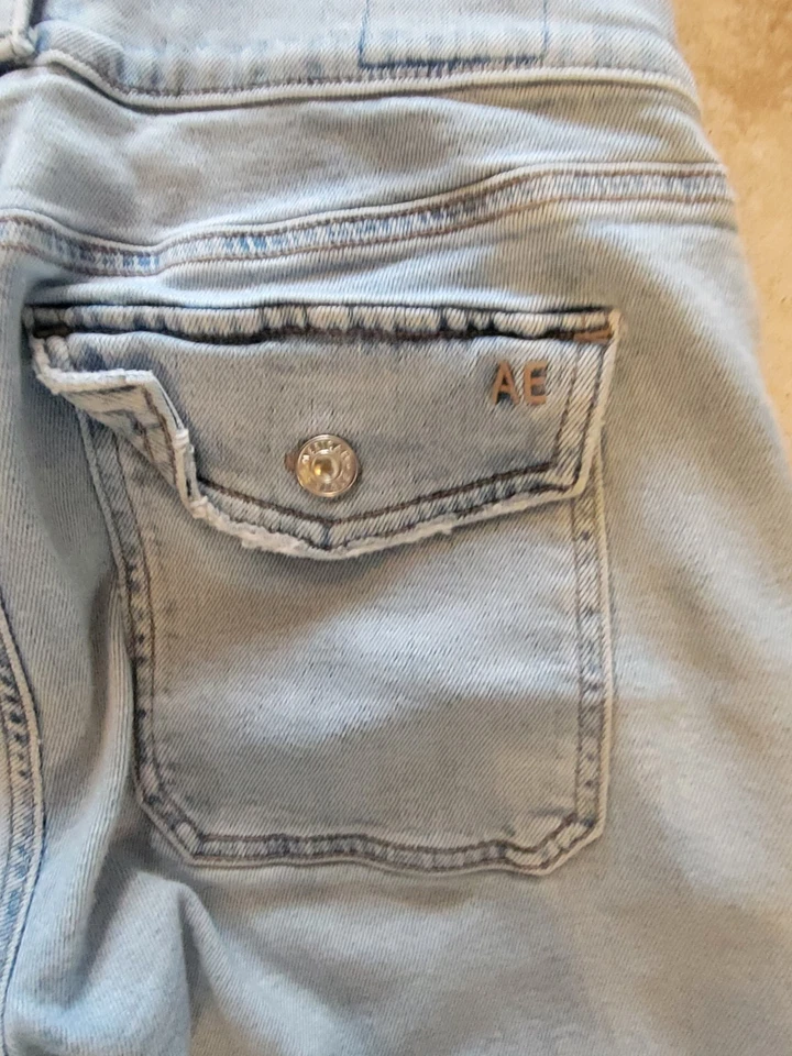 Pantalones de mezclilla elásticos ajustados de tiro alto American Eagle azul claro talla 4 regular Foto 4 de 4