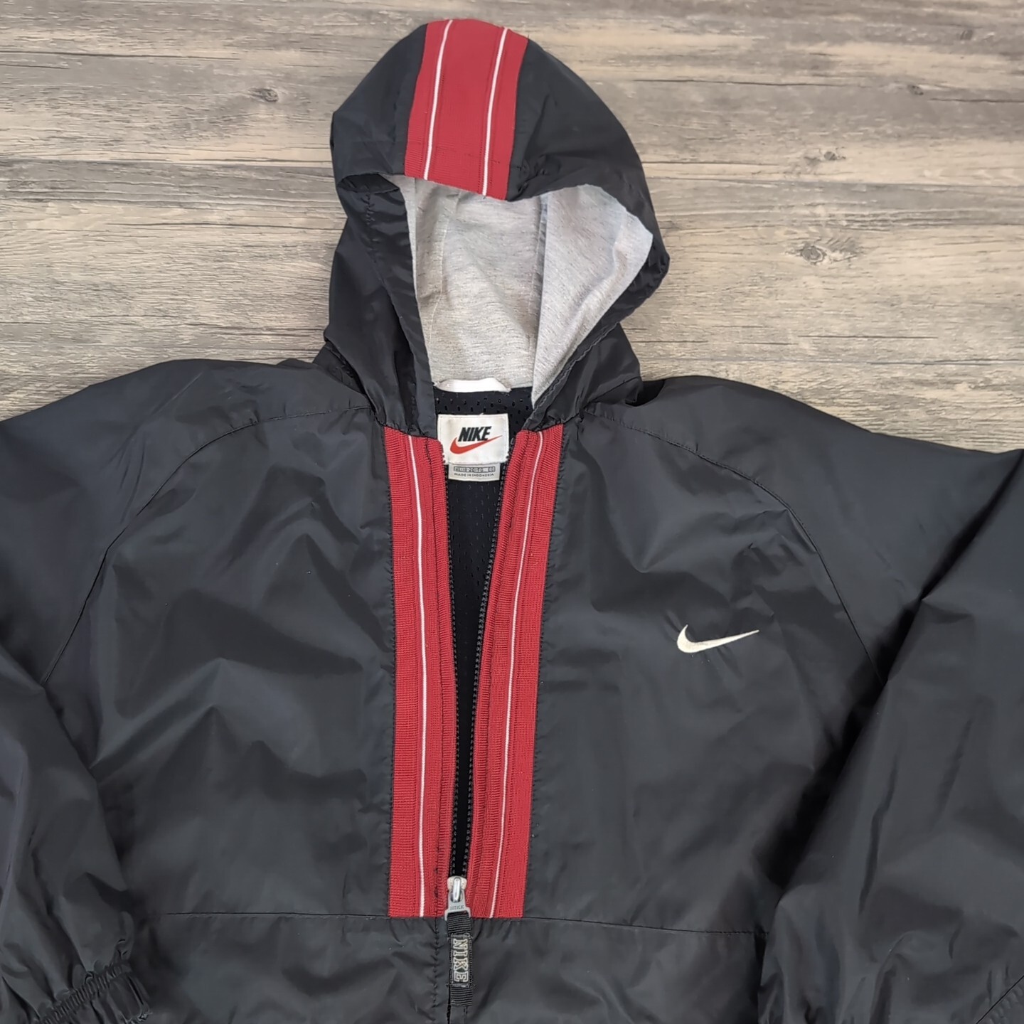SACAI X NIKE Giacca a vento vintage Nike Air Swoosh uomo XL (18 20) nera con zip rossa 1 4 Y2K usata in ottime condizioni