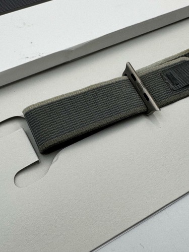 Apple Watch Band - Trail Loop (49mm) - Green/Gray with Rugged Titanium Finish - - Zdjęcie 3 z 5