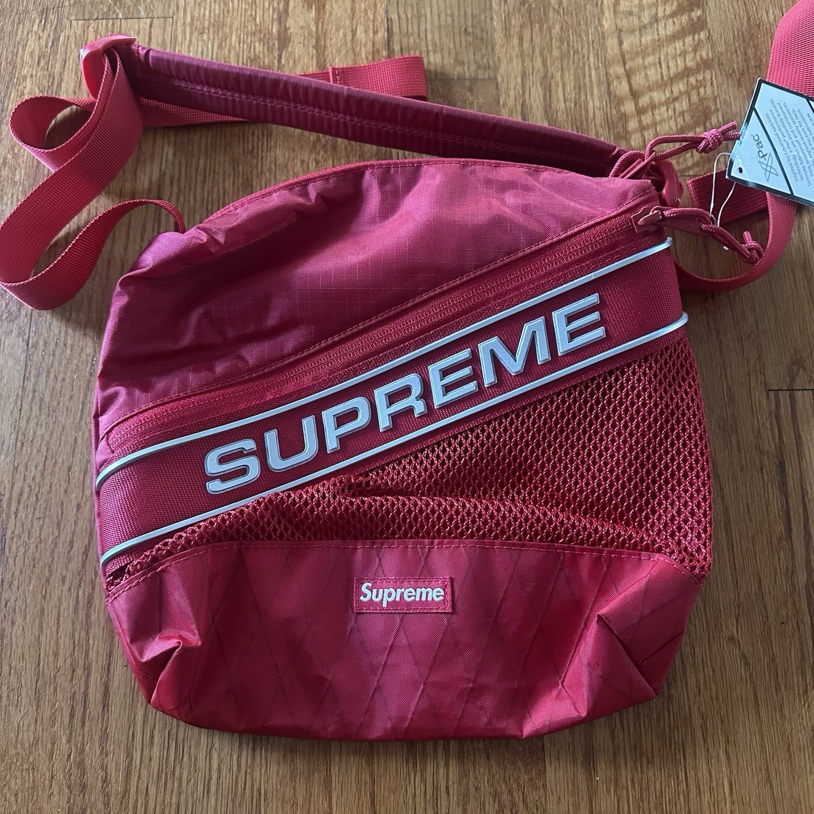 Sac bandoulière Supreme FW23 LOGO 3D rouge maille nylon réfléchissante   NEUF authentique
