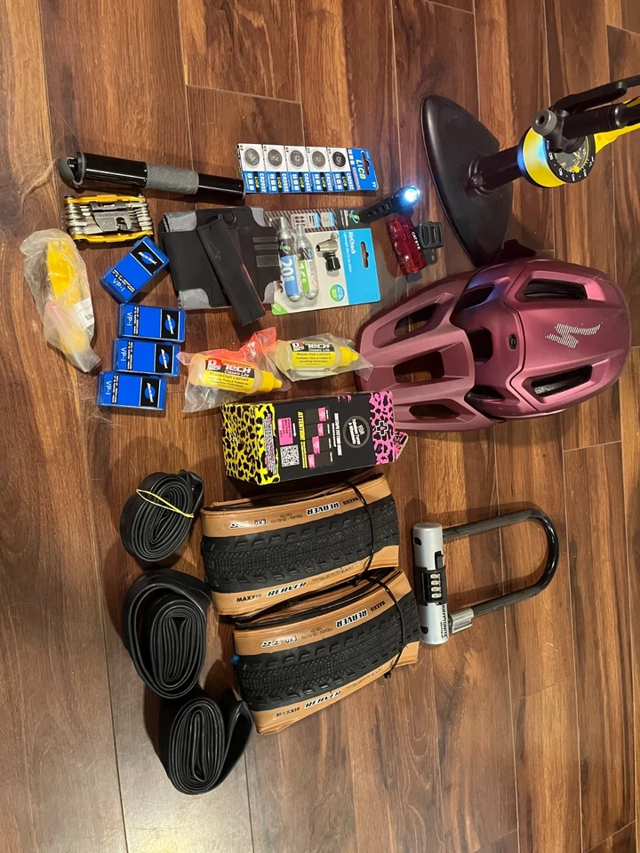 Conjunto de accesorios de bicicleta luces, bomba, kit sin cámara, tubos adicionales, bloqueo, etc. Foto 2 de 2