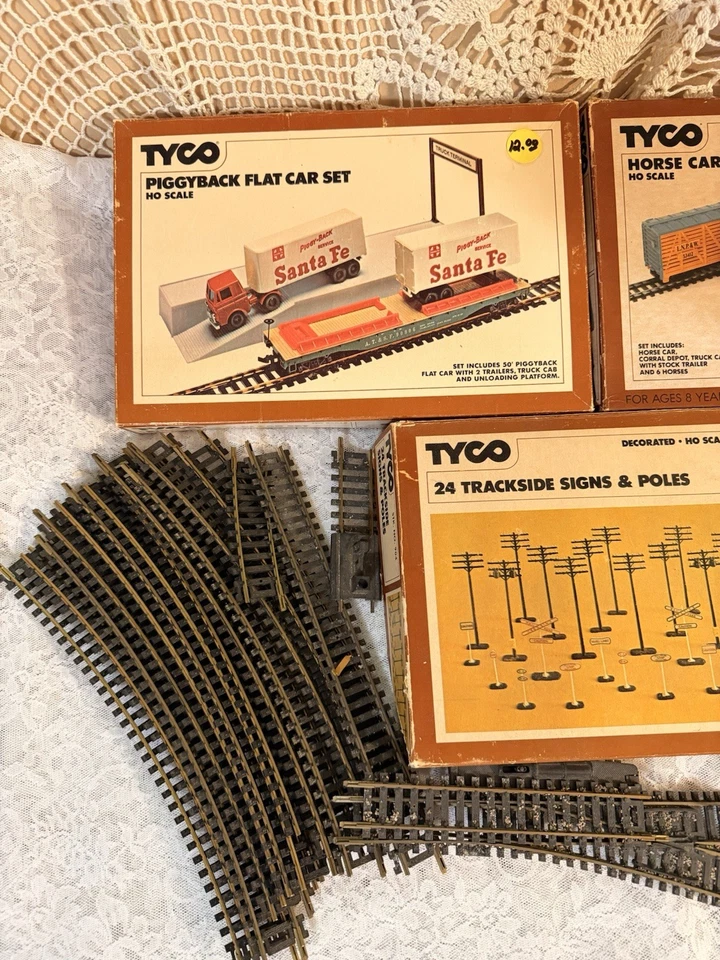 TYCO HO Scale Lot - Piggyback Flat Car Horse Car & Depot Set Track & Controller - Image 2 of 4