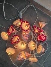 Guirlande lumineuse artisanale avec froufrous et pompons décoratifs 