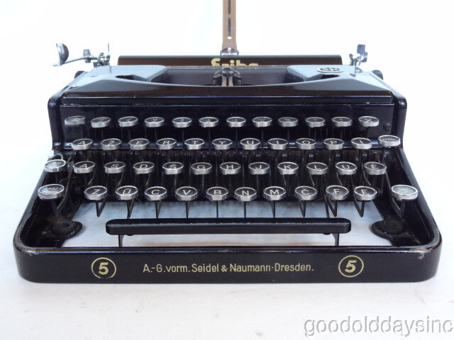 シーベル&ナウマン Erika no.5 タイプライター　1940年代東ドイツ シーベル&ナウマン Erika no.5 タイプライター 1940年代東ドイツ