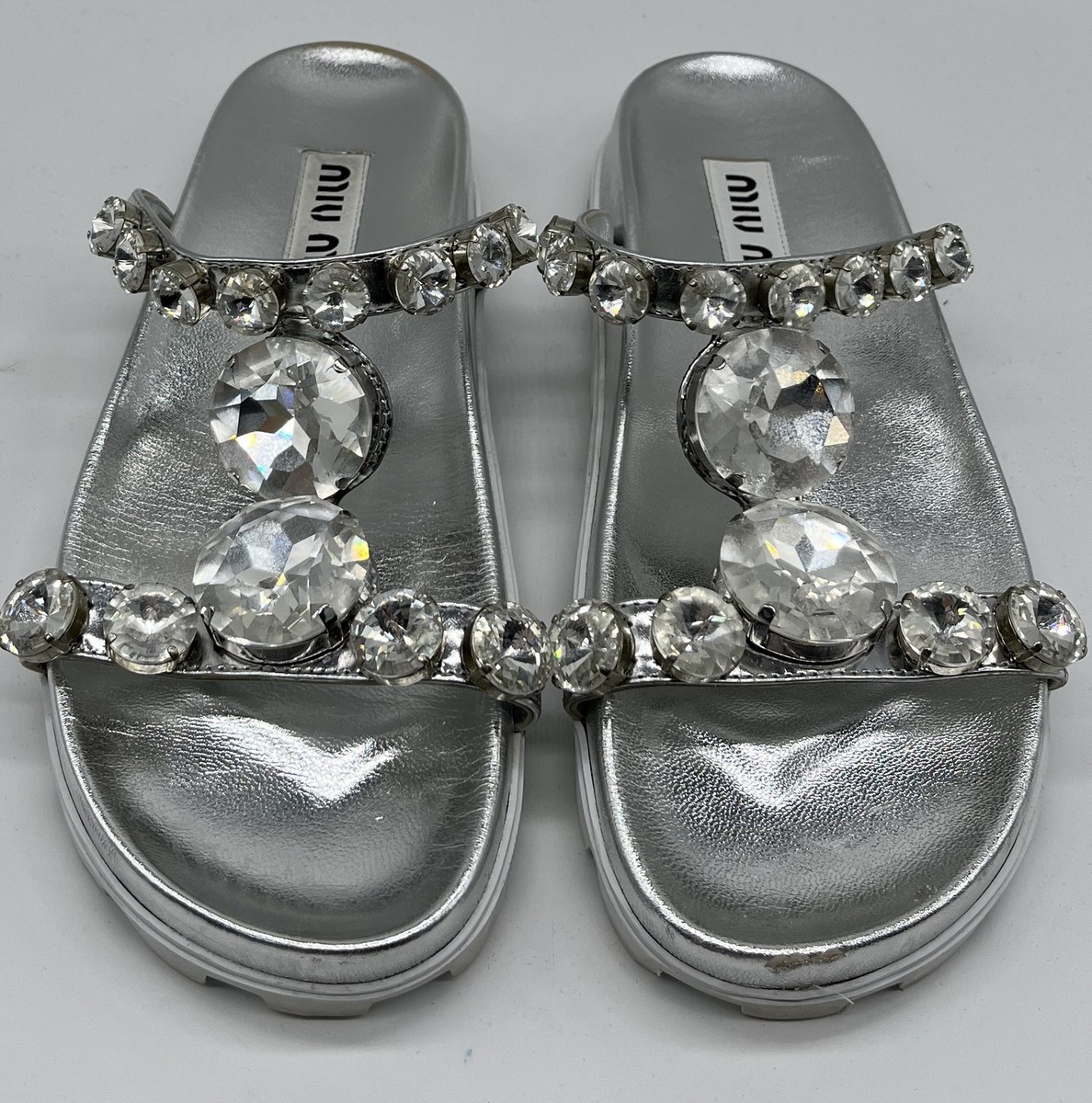 ★関税込★ miumiu メタリックシルバー マトラッセ スライド Miu Miu Silver T-Bar Crystal Embellished Leather Slide