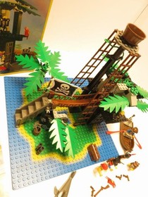 1989 LEGO Legoland Set #6270 Forbidden Island (missing 1 cannon, 2 rifles)