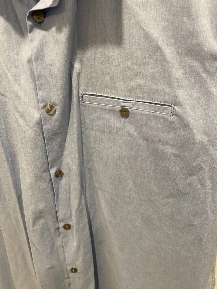 Camisa grande azul con botones manga corta calce clásico azul Alfani para hombre Foto 3 de 4