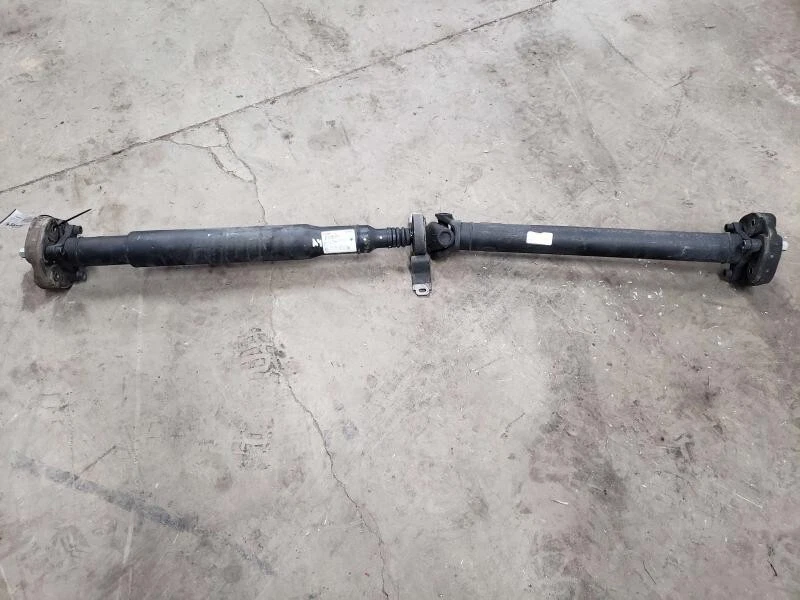 2010-2015 Chevrolet Camaro V8 SS Automatic 2 Piece Driveshaft OEM Foto 2 de 4