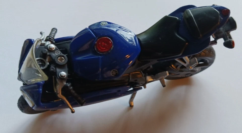 Yamaha YZF-R6 Motorcycle 1:18 Scale Die Cast & Plastic Sport Bike by Maisto RARE - Image 3 of 4