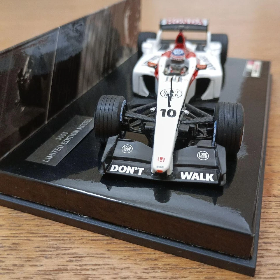 Voiture miniature Takuma Sato édition limitée B-A-R Honda 2004 échelle 1/43 - Photo 2/4