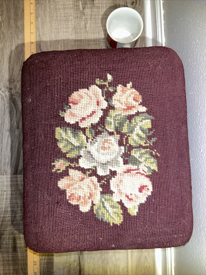 Antiguo reposapiés victoriano del siglo XIX con detalles de tachuelas floral tallado en nogal* Foto 2 de 4