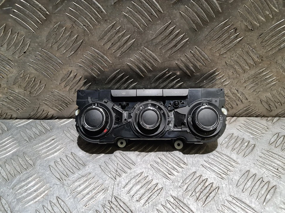 Skoda Superb Heater Control Module Panel A/C Switch 3T 2015 OEM 3T0820047AK - Image 2 of 4