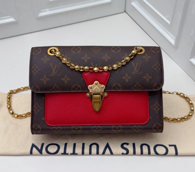 LOUIS VUITTONショルダーバッグ Louis Vuitton Victoire Gold Chain Shoulder Bag Crossbody Bag Women