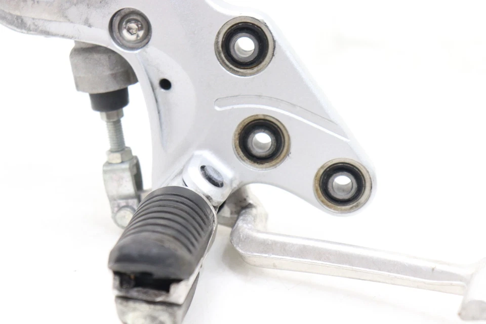 08-20 JUEGO TRASERO DERECHO SUZUKI HAYABUSA OEM ESTRIBA DEL CONDUCTOR REPOSAPIÉS TOPE Foto 4 de 4