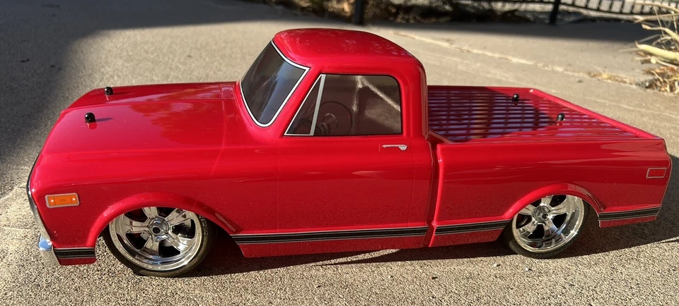 Vaterra RC #VTR03100T2 1972 Chevy C10 Red Pickup Truck  Driven Once - Image 3 of 4
