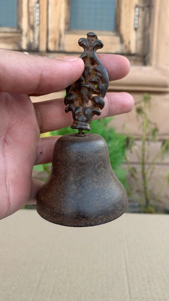 Antigua campana de mano de monasterio de bronce forjado a mano campana de adoración templo campana de mano Foto 3 de 4