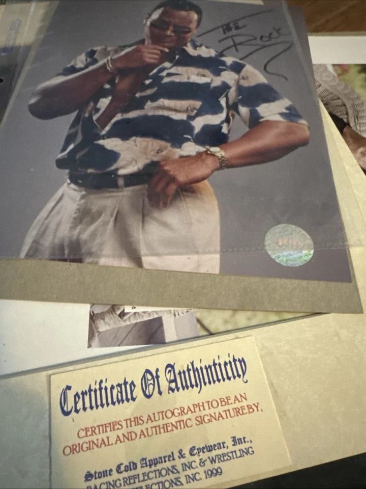 1999 年 WWE 超级巨星摇滚,德维恩·约翰逊亲笔签名照片 8 x 10 带框真品证明 — 第 4/4 张图片