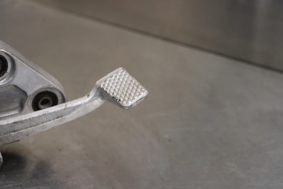 01-05 YAMAHA FZ1 RIGHT REARSET REAR SET DRIVER FOOT PEG REST STOP Foto 4 de 4