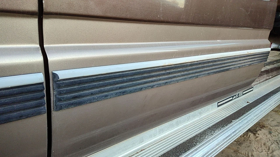 Moldura trasera derecha para pasajero Chevy Suburban 1992-1999 de la tira de moldura trasera de la puerta Foto 4 de 4