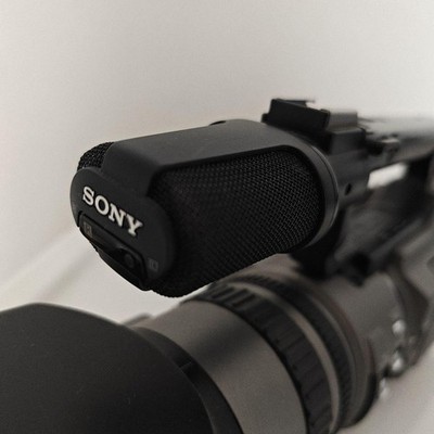 Sony DCR-VX2100 Digital HandyCam recorder 2.5 inch monitor