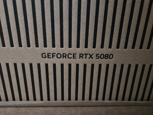 NVIDIA RTX 5080 FE Founders Edition GEFORCE GRAPHICS CARD IN HAND BRAND NEW - Afbeelding 2 van 4