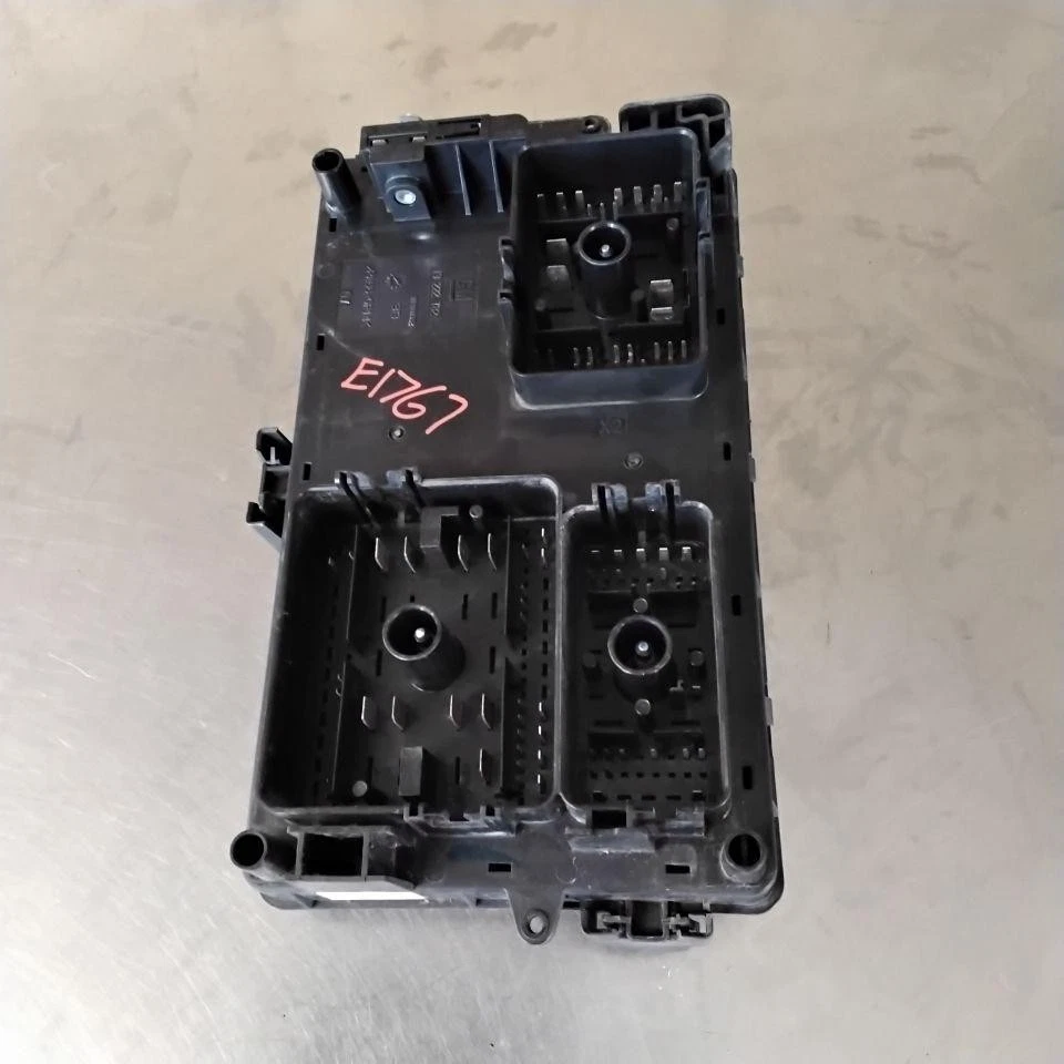 2013 Chevrolet Malibu Engine Fuse Box OEM#22892003 Foto 2 de 2