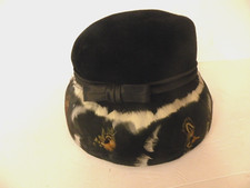 RETRO 1950s-60s BLACK VELVET FELT PILL BOX TYPE HAT VEIL COVERED FEATHERS EDGE