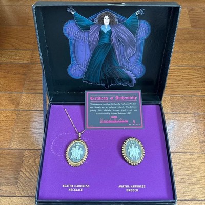 MARVEL WandaVision Agatha offizielle Halskette & Brosche Replik mit Zertifika...