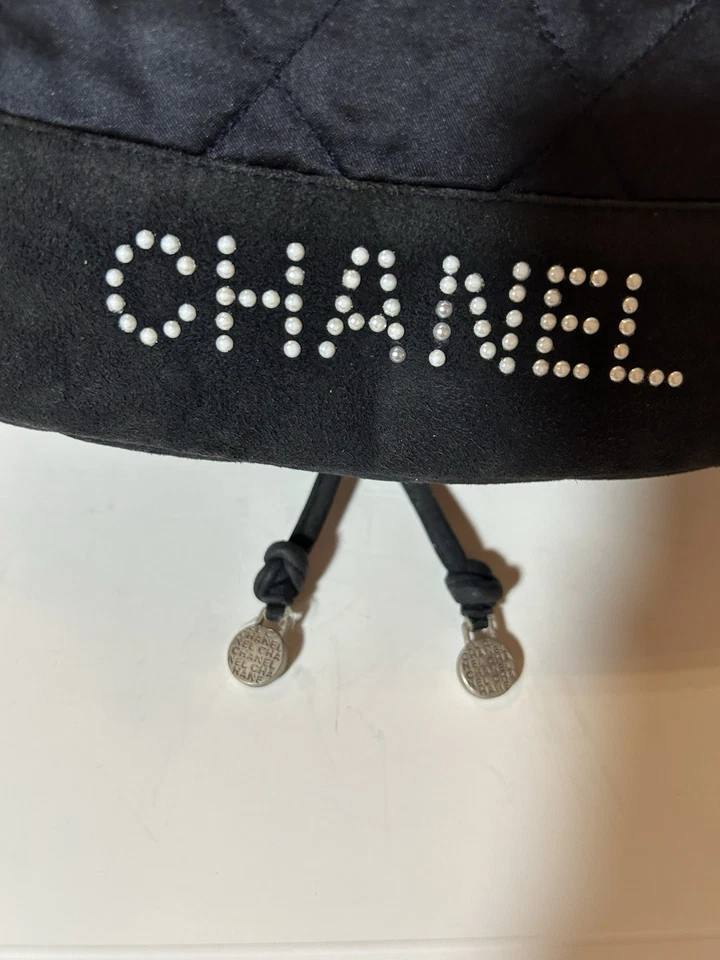 AUTÉNTICO BOLSO CHANEL, vintage, acolchado con diamante, seda, gamuza, cuero con cordón.   Foto 2 de 4