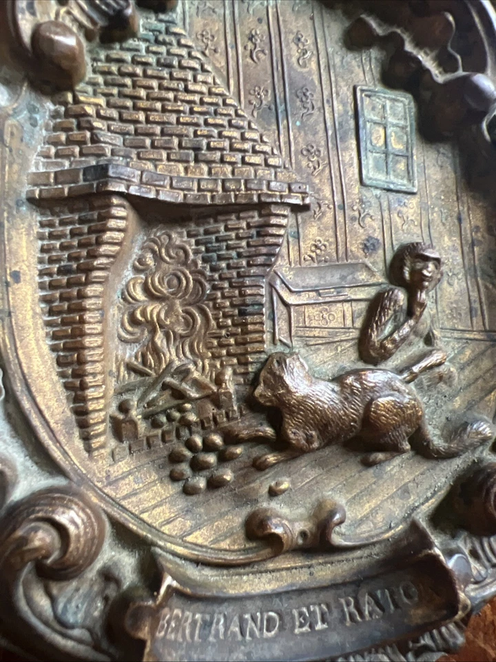 Plaque Laiton Repoussé Singe & Chat Jouant XIX EMe Humoristique - Photo 3/4