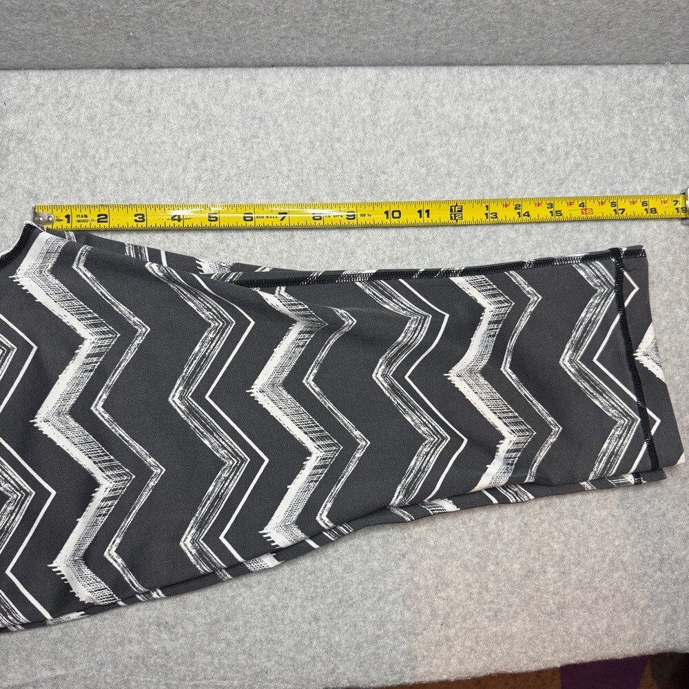 Be Inspired Chevron Patterned Grey and White Yoga… - image 5