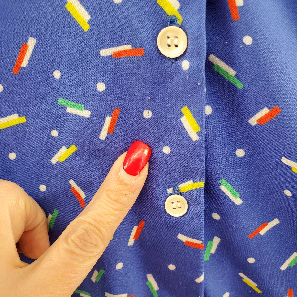 Levis Top 女式中号 70 年代复古短袖纽扣几何图案 — 第 2/4 张图片