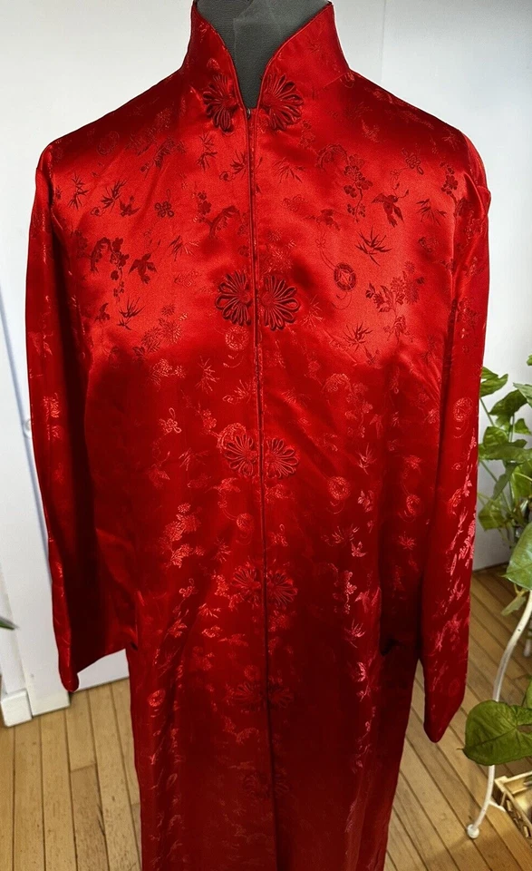 Bata china de larga longitud hecha a medida de seda roja en relieve Foto 3 de 4