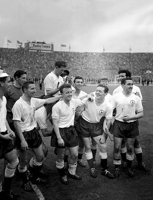 Tottenham Hotspur celebrate with FA Cup after their 2 0 win secure- Old Photo