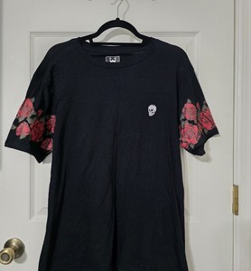 Casual Tshirt Black With Red Roses and Skulls Graphic Tee Summer Large New 