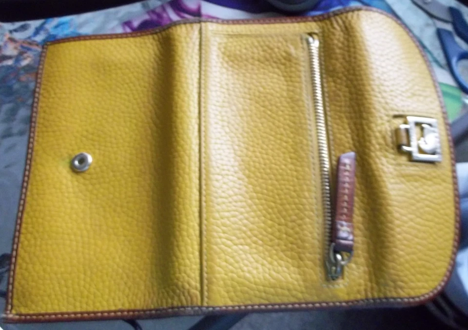 Cartera sin asas continental de cuero grano guijarro Dooney & Bourke mostaza vintage Foto 3 de 3