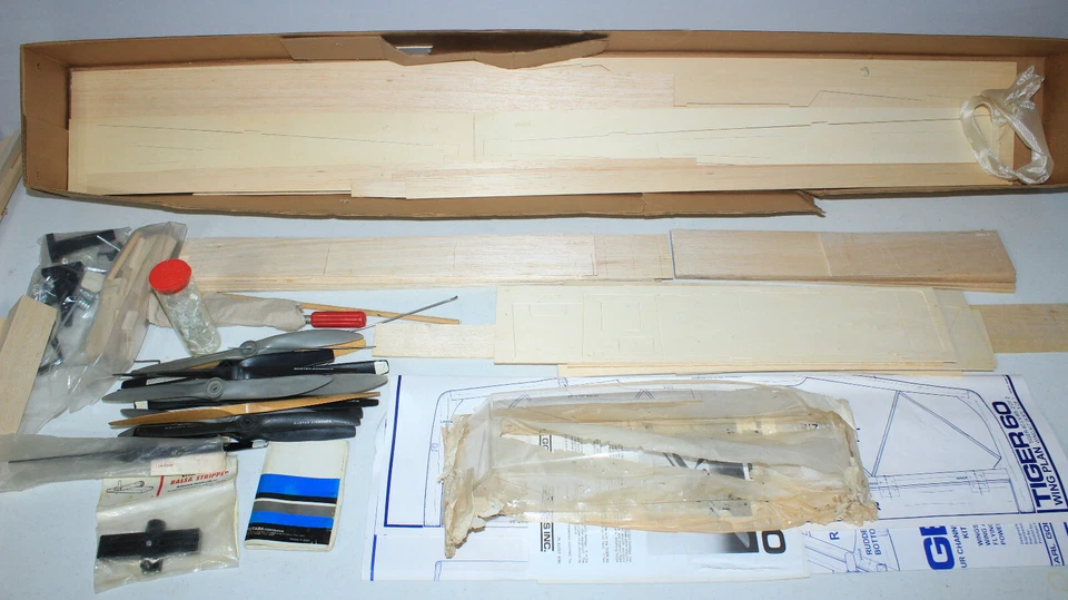 KIT DE COLECCIÓN Modelos Carl Goldberg "THE TIGER 60" 70 pulgadas CAJA ORIGINAL WINGSPAN EXTRAS Foto 3 de 4