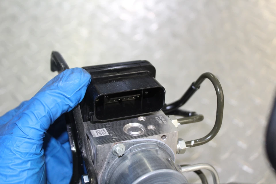 2016 铃木 GSXS1000 ABS PUMP UNIT 模块 55610-04K00 — 第 3/4 张图片