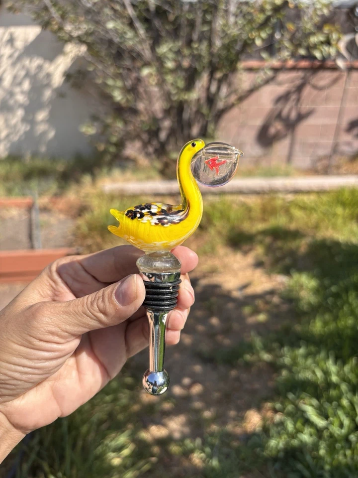 Coastal 黄色鹈鹕玻璃葡萄酒瓶塞 — 第 3/4 张图片