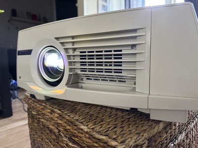 Mitsubishi WL670OU LCD Projektor