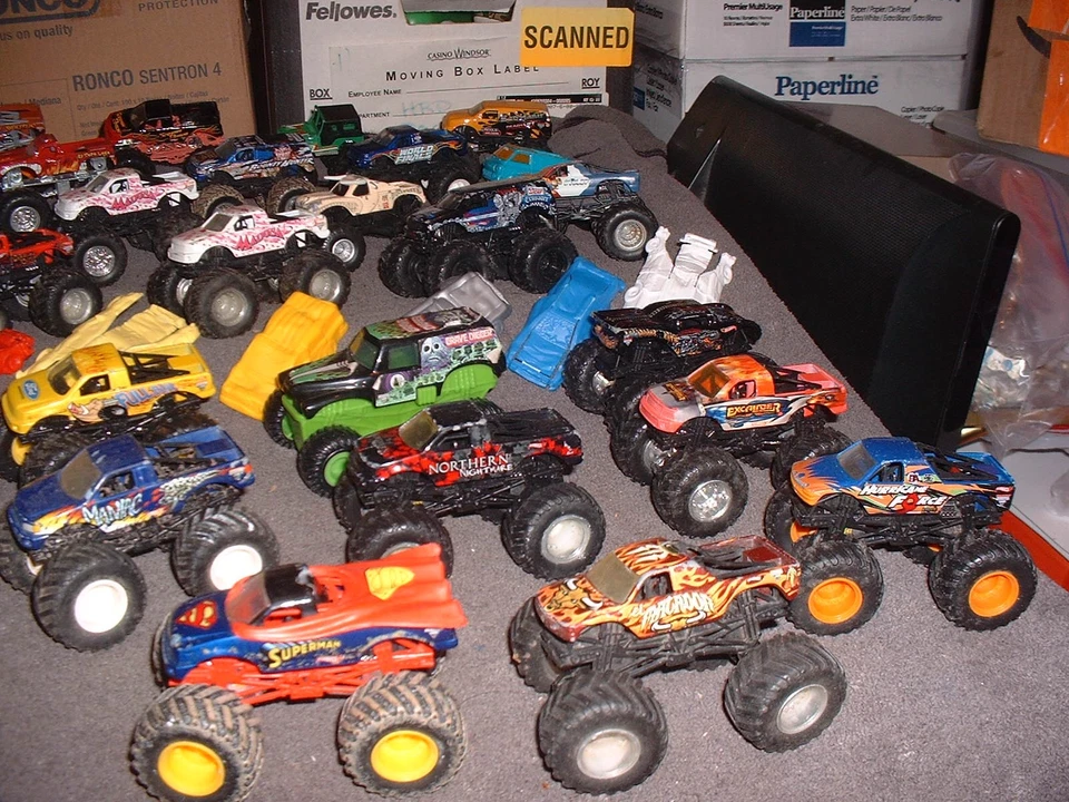 MONSTER JAM DIE-CAST TRUCK LOT 1:64 SCALE 30 TRUCKS AS FOUND - Image 4 of 4