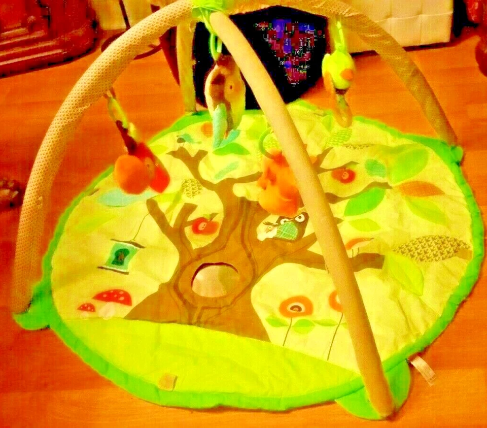 Alfombra de juego para bebés Skip Hop Treetop Friends y gimnasio de actividades infantiles, verde/marrón Foto 3 de 4