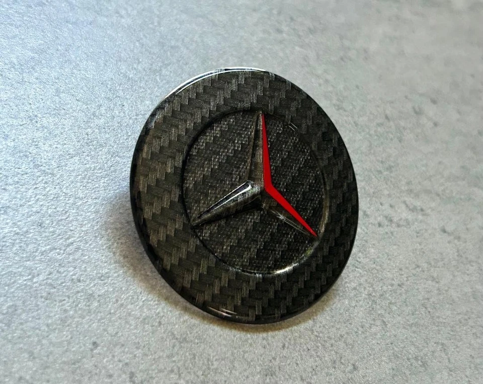 Emblema do capô dianteiro de fibra de carbono vermelho e preto Mercedes-Benz CLA GLA estrela do fabricante - Imagem 3 de 4