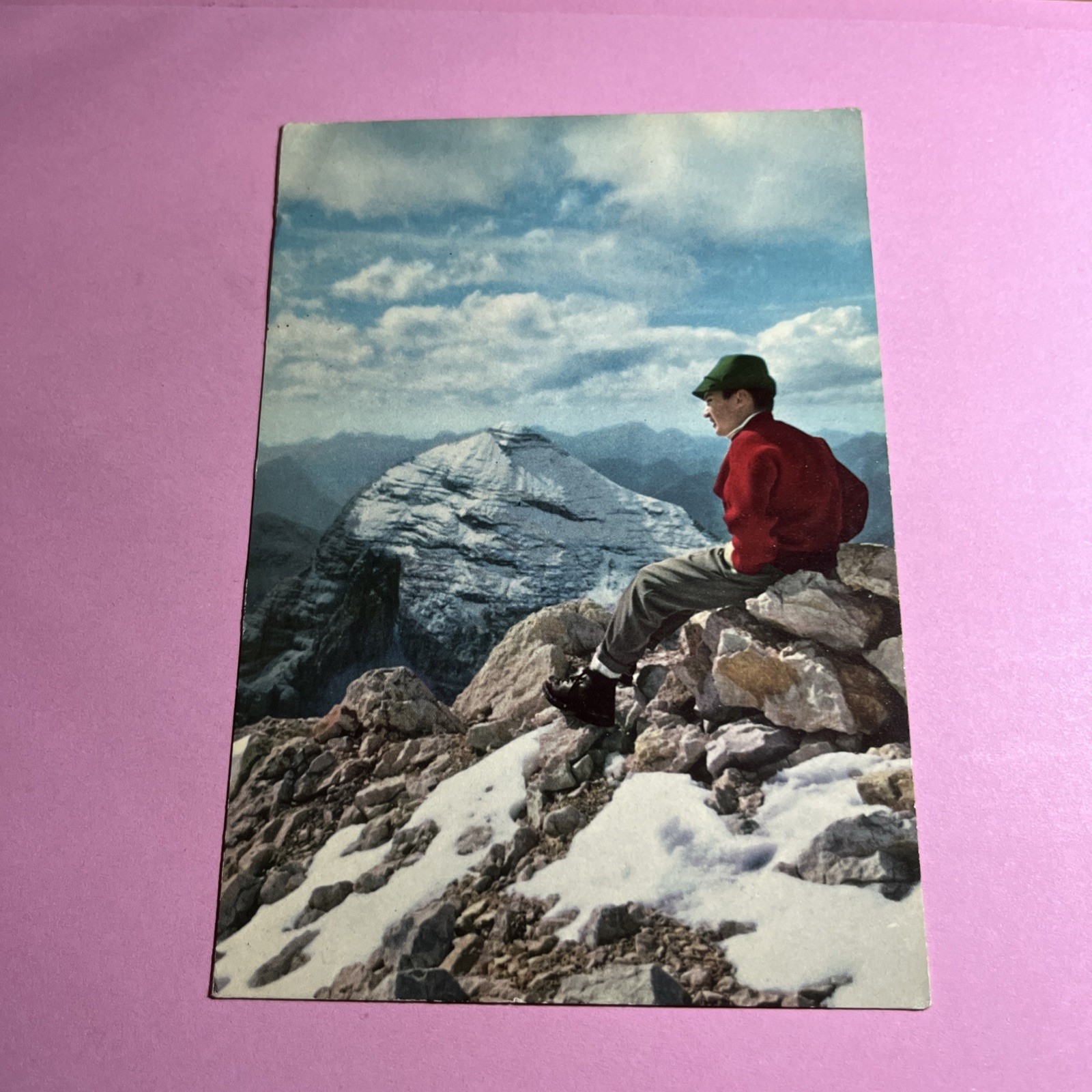 CARTOLINA A COLORI COLLEZIONE - RAGAZZO ALPINO SEDUTO SULLA MONTAGNA - VIAGGIATA