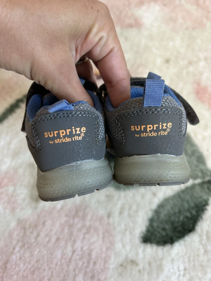 Zapatillas Surprise by Stride Rite gris y naranja para niños Foto 4 de 4