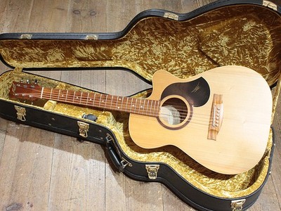 Acoustic Guitar Maton Performer Natural Queensland Maple Neck with Hard Case