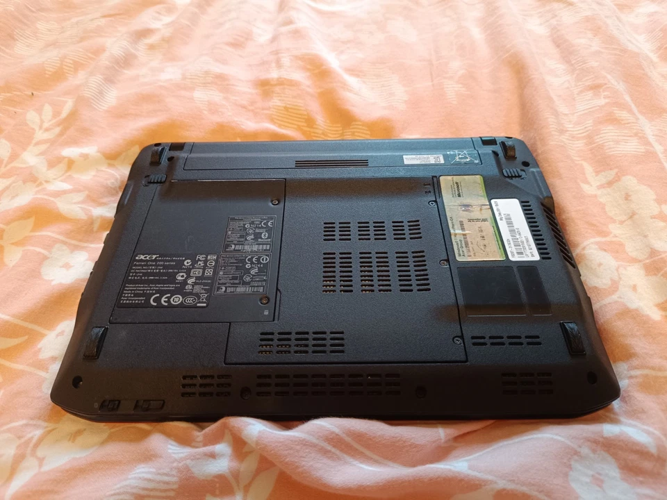 Acer Ferrari One 200 Rare Laptop 4GB RAM 320GB HDD With Charge - Collectible - Image 2 of 4