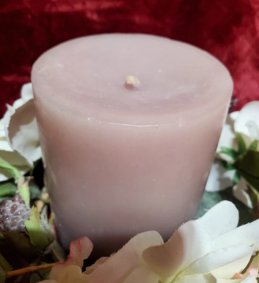 Anillo de vela floral con vela de lavanda Foto 3 de 4