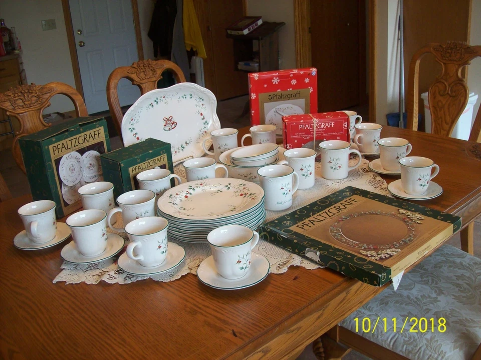 Pfaltzgraff Winterberry Vtg. Stoneware Holiday Christmas Grouping of 93 Pieces - Image 2 of 4