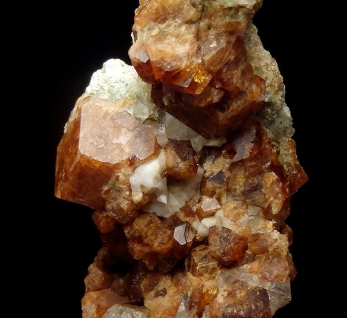 GARNET var. GROSSULAR crystals --- NORWAY - Nordland - Vefsn - Toven /pk157 - Picture 14 of 15